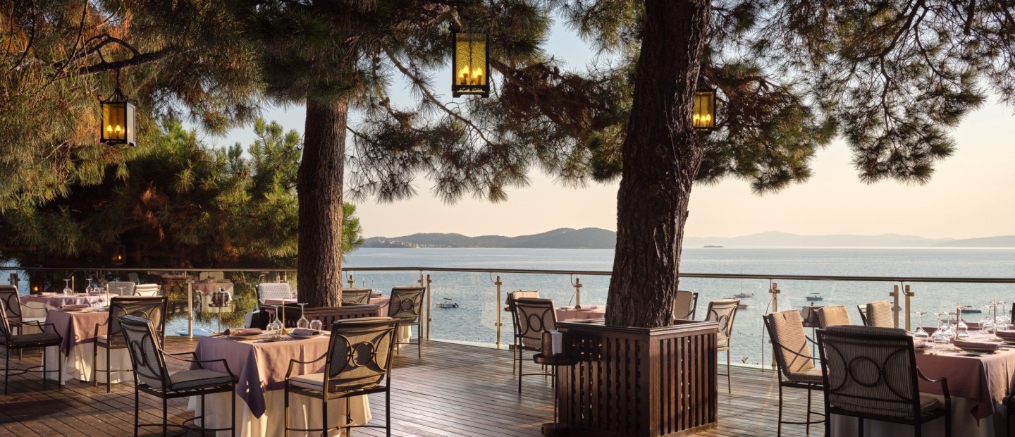 New Era: Ο βραβευμένος με αστέρι Michelin σεφ, Αλέξανδρος Τσιοτίνης, «αποβιβάζεται» στο Eagles Resort