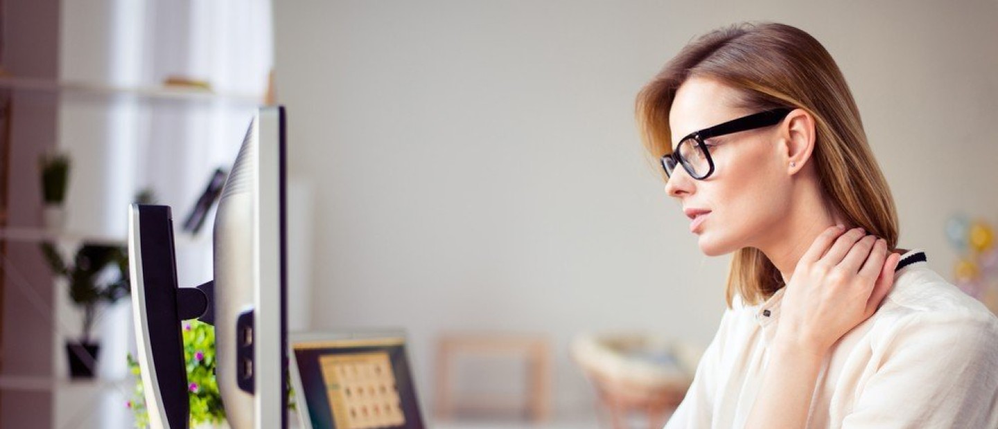 Tech Neck: Μια απλή ρουτίνα διατάσεων για να τονώσετε τους καταπονημένους από τον υπολογιστή μύες σας