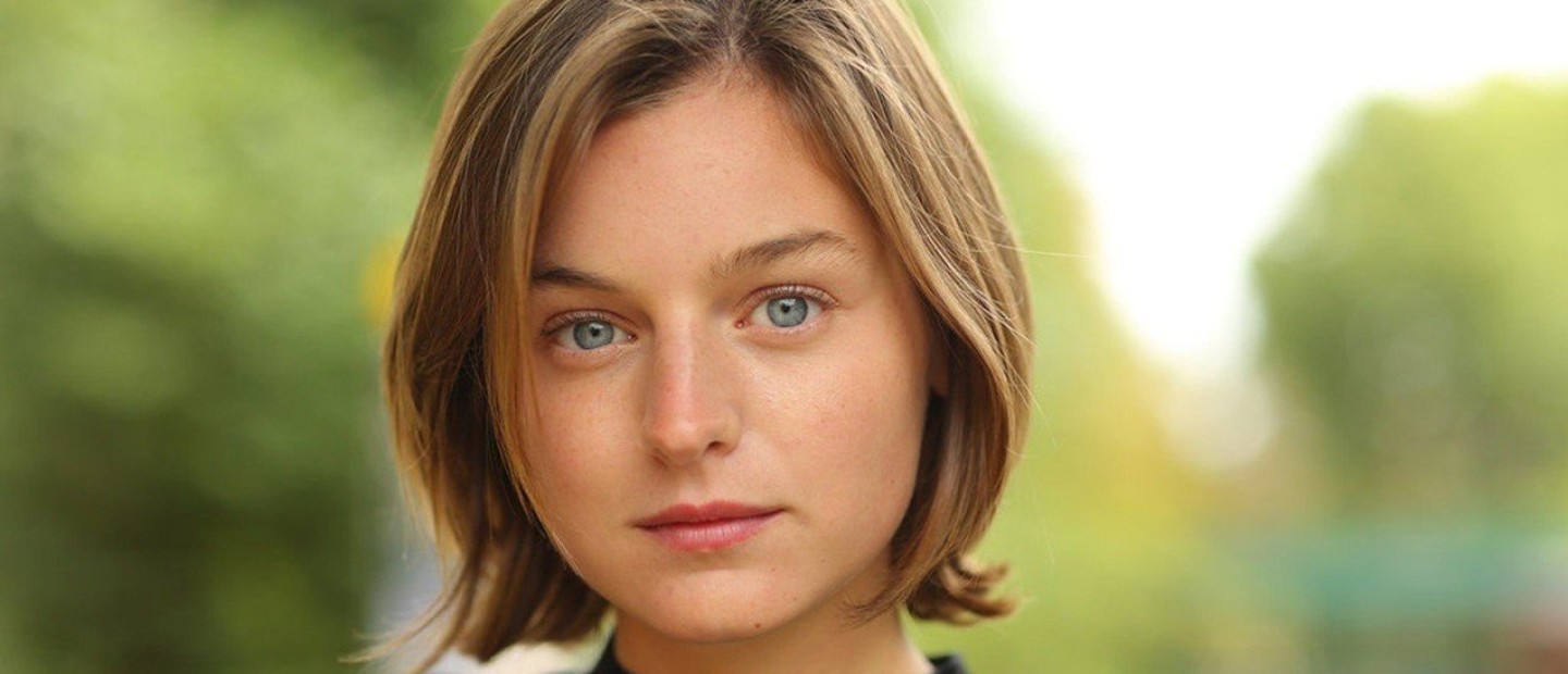 H Emma Corrin απαντά στις ερωτήσεις των θαυμαστών της