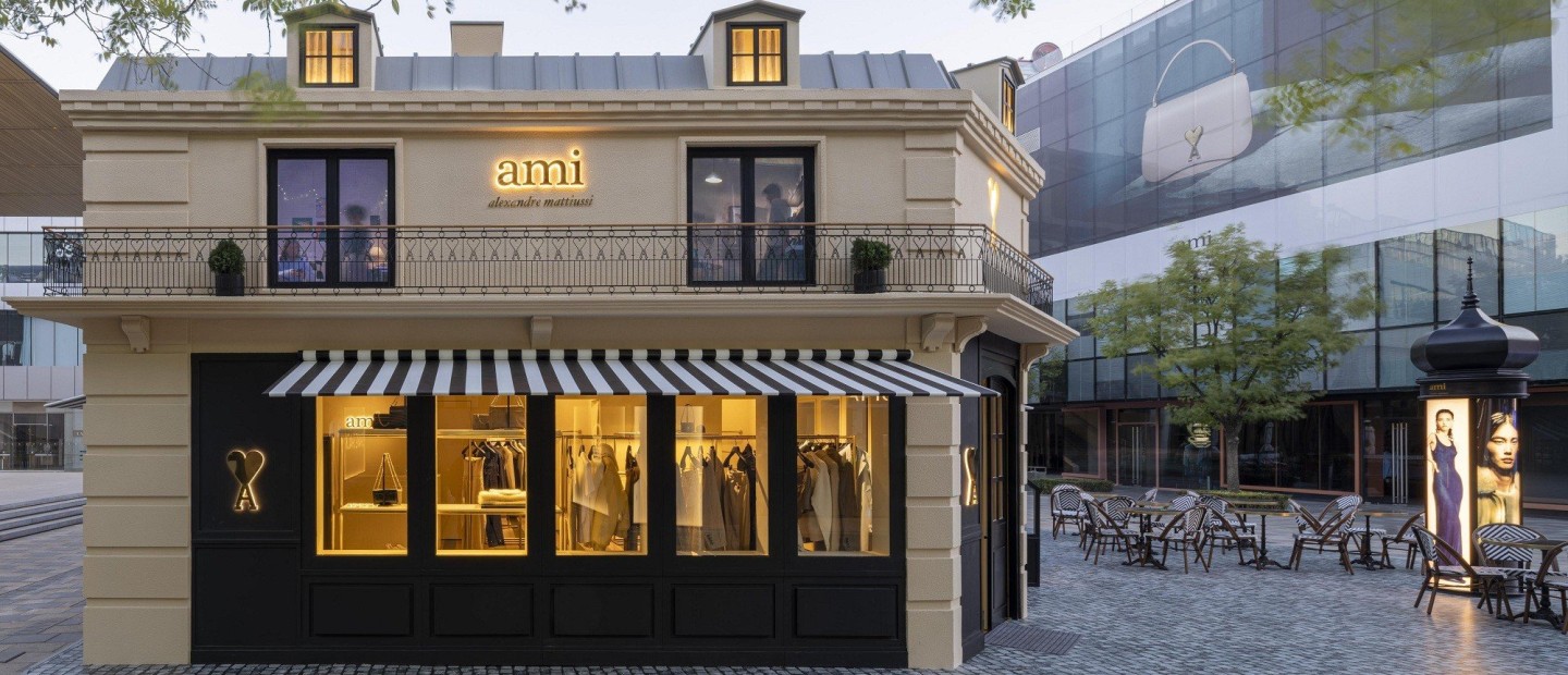 Η Ami Paris ανοίγει το πρώτο της café στο Πεκίνο κι εισέρχεται στα μονοπάτια του hospitality