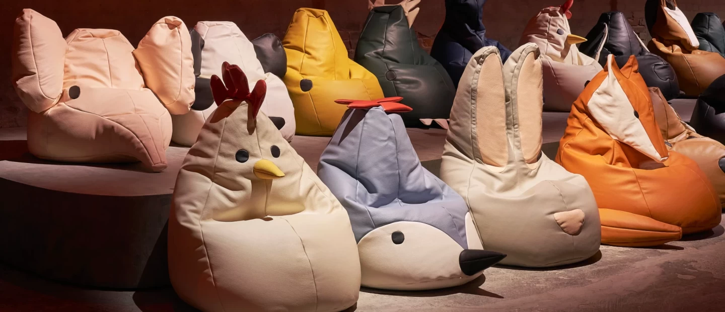 Στο show της Bottega Veneta στο Μιλάνο την παράσταση έκλεψαν οι ιδιαίτερες καρέκλες με τη μορφή ζώων - Ποια είναι η ιστορία πίσω από αυτές;