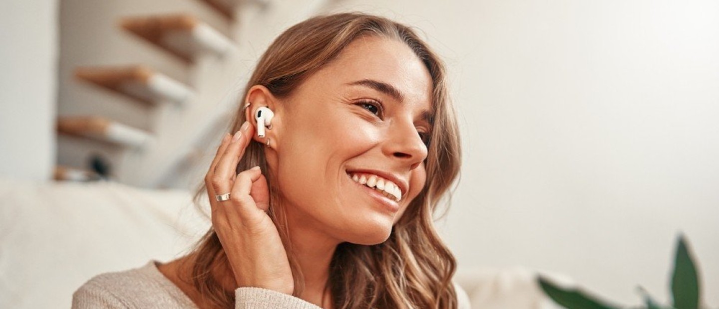 Tα must-listen podcasts που προτείνουμε γι' αυτήν την εποχή 