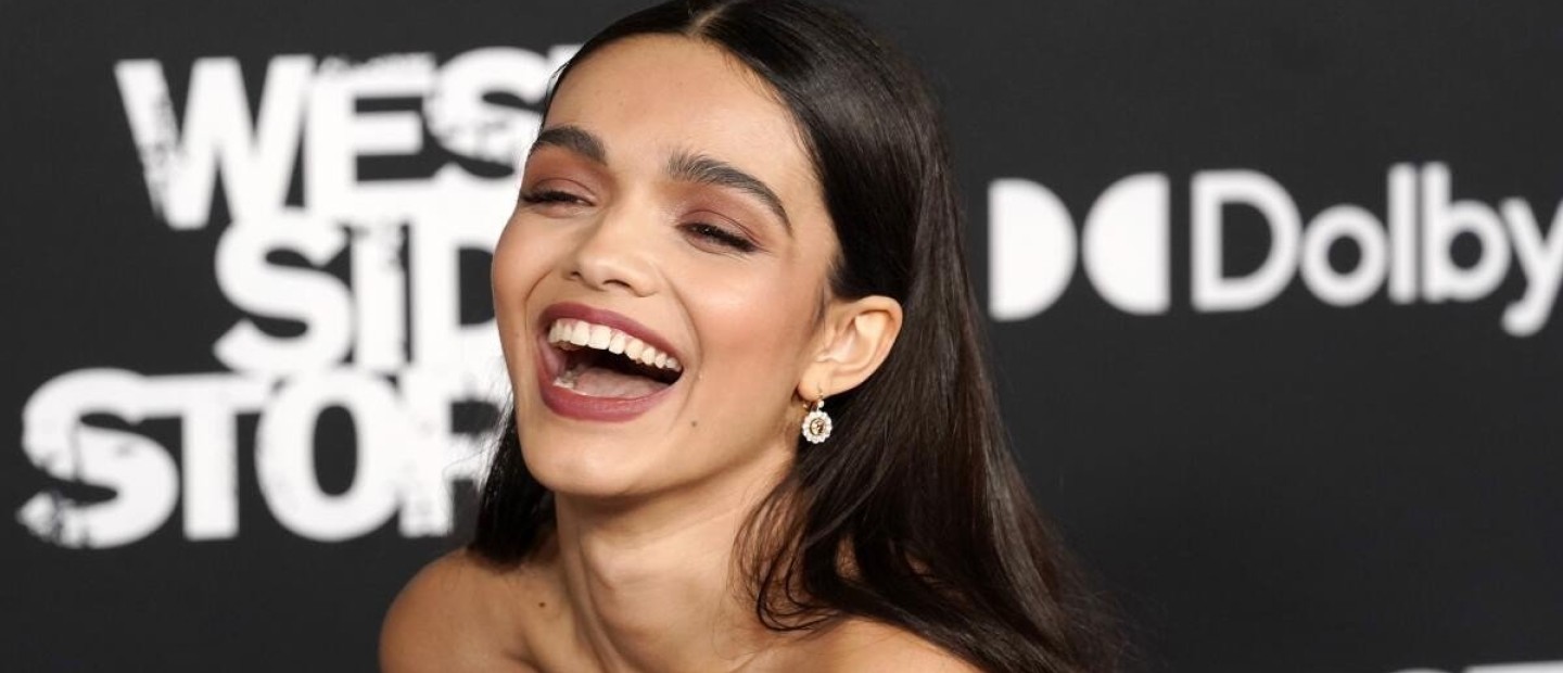 Η Rachel Zegler αποκαλύπτει τι έχει μέσα στη Lady Dior της