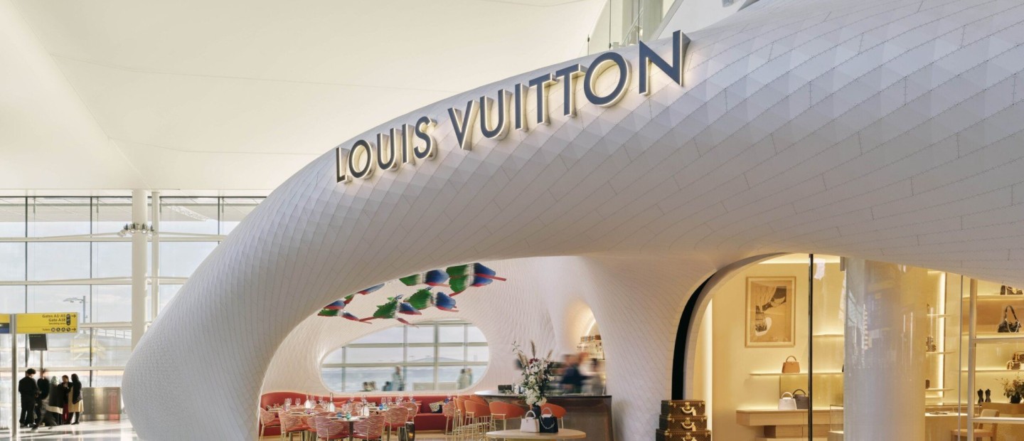 Η Louis Vuitton αποκαλύπτει το νέο της κατάστημα και το Le Café Cyril Lignac στον Αεροσταθμό 2 του αεροδρομίου Heathrow στο Λονδίνο