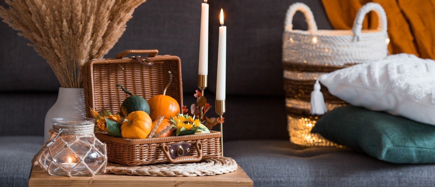 Cozy at home: Οι καλύτερες seasonal επιλογές που θα σας κρατήσουν στο σπίτι