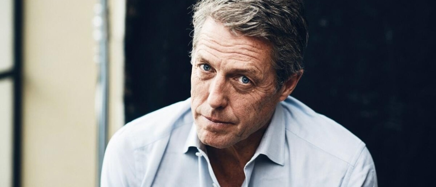 Ο Hugh Grant βλέπει ξανά σκηνές από τις πιο iconic ταινίες του