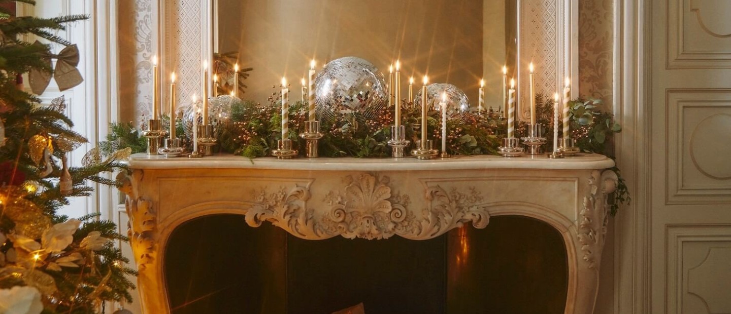 Έχετε τζάκι; Πώς να το διακοσμήσετε με τον πιο κομψό τρόπο φέτος τις γιορτές