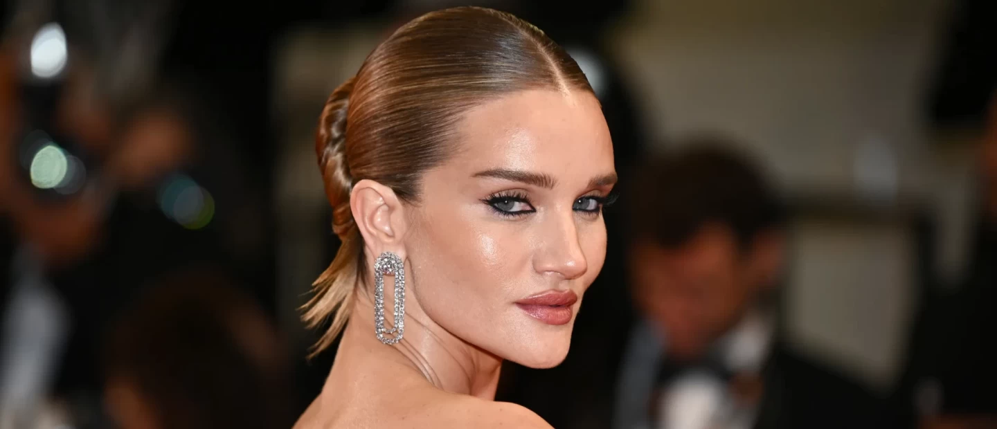 Δείτε τη Rosie Huntington-Whiteley να στολίζει το χριστουγεννιάτικο δέντρο της