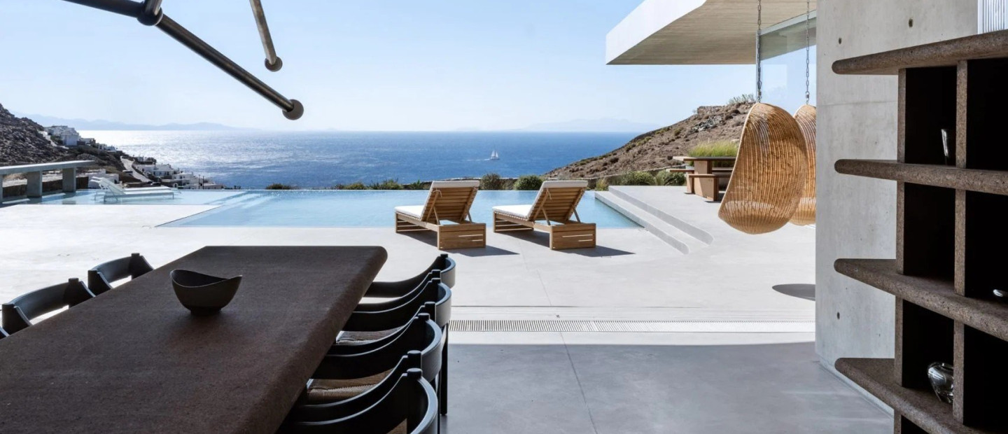 Ο Βρετανός designer Tom Dixon συνεργάστηκε στον σχεδιασμό μιας εκπληκτικής βίλας στη Μύκονο 