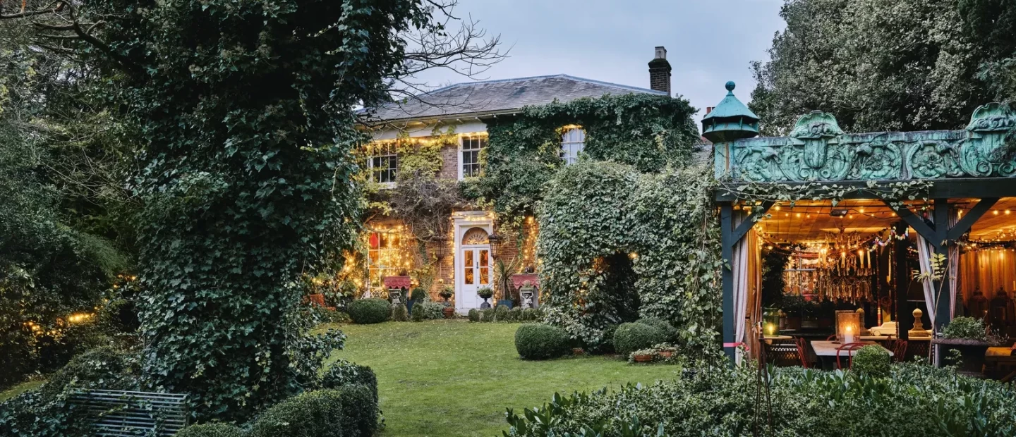 Μέσα στο εντυπωσιακό, γιορτινά στολισμένο σπίτι του ﻿Richard E. Grant στο Λονδίνο