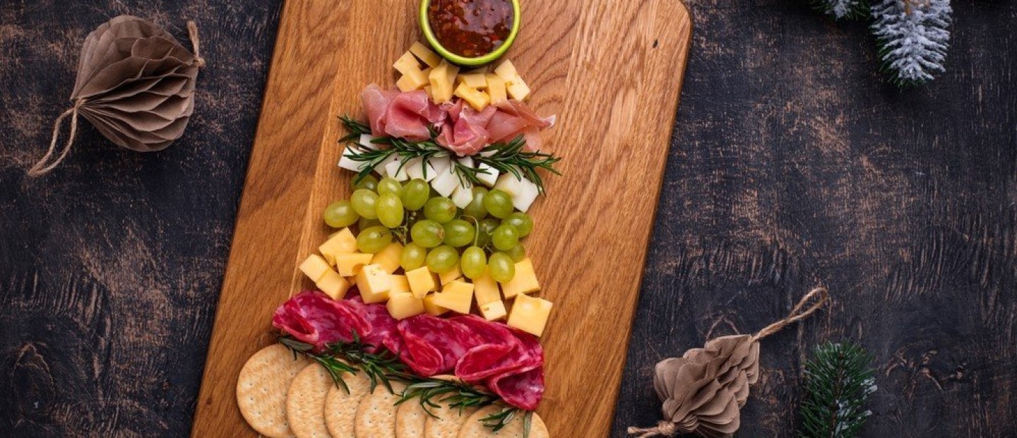 Ο  Άκης Πετρετζίκης παρουσιάζει τις πιο fun ιδέες για τα χριστουγεννιάτικα πλατό