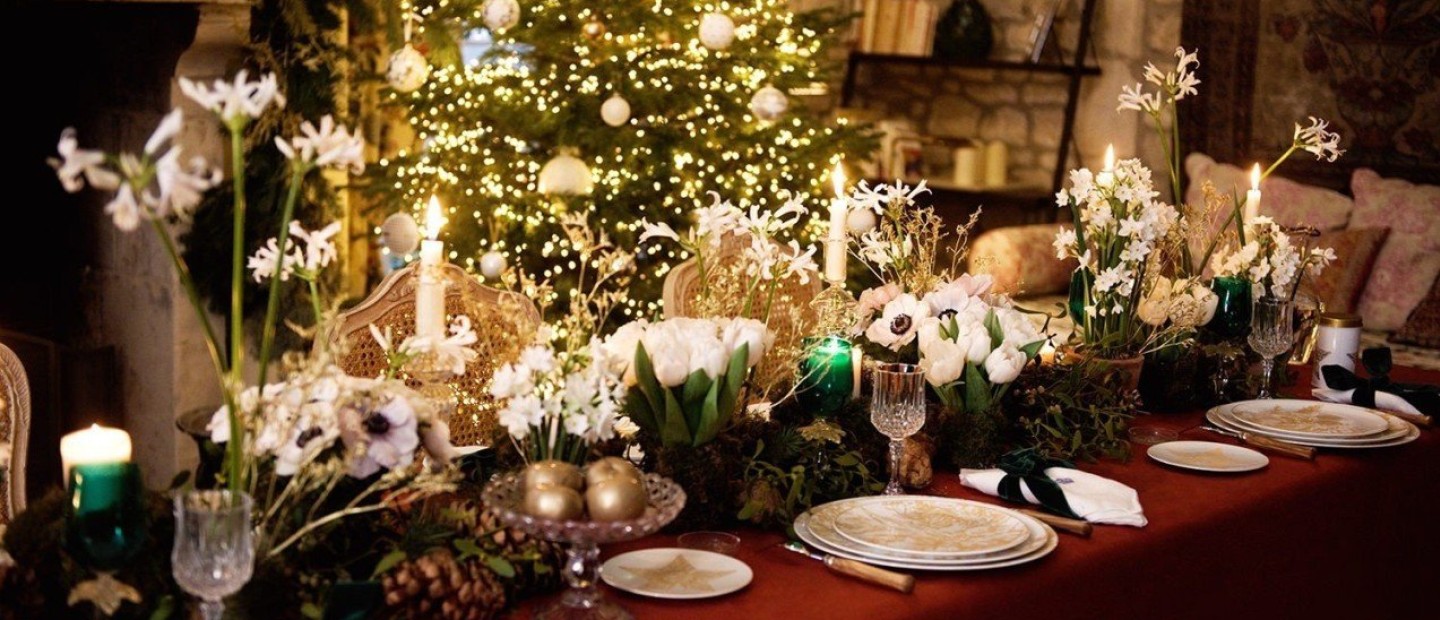 Λίγο πριν υποδεχθείτε τους καλεσμένους σας, αυτές οι πινελιές θα απογειώσουν το setting στο χριστουγεννιάτικο τραπέζι