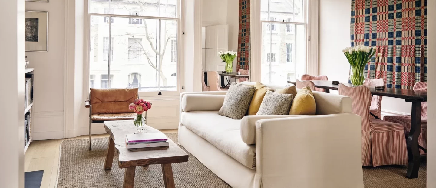 Μέσα σε ένα elegant διαμέρισμα που φέρνει την άνοιξη στον Λονδίνο ακόμα και στην καρδιά του χειμώνα