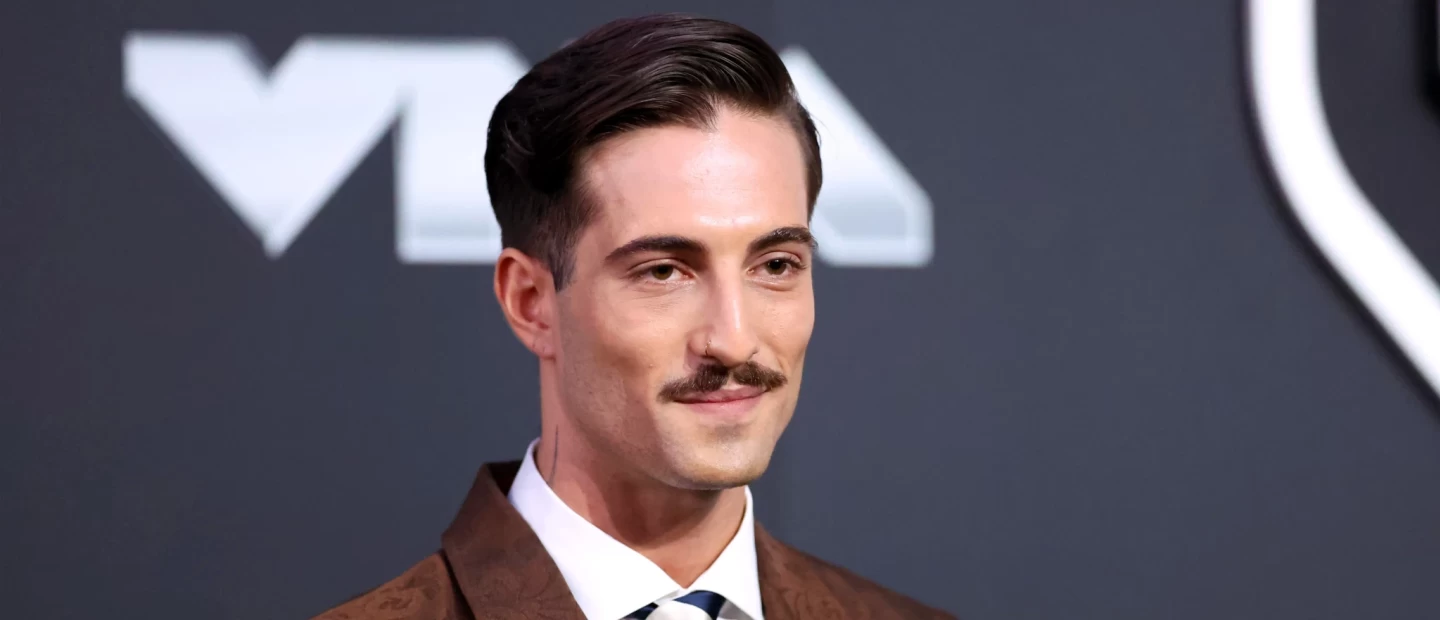 Ο Damiano David αντιδρά στα πιο hot tweets για τον εαυτό του