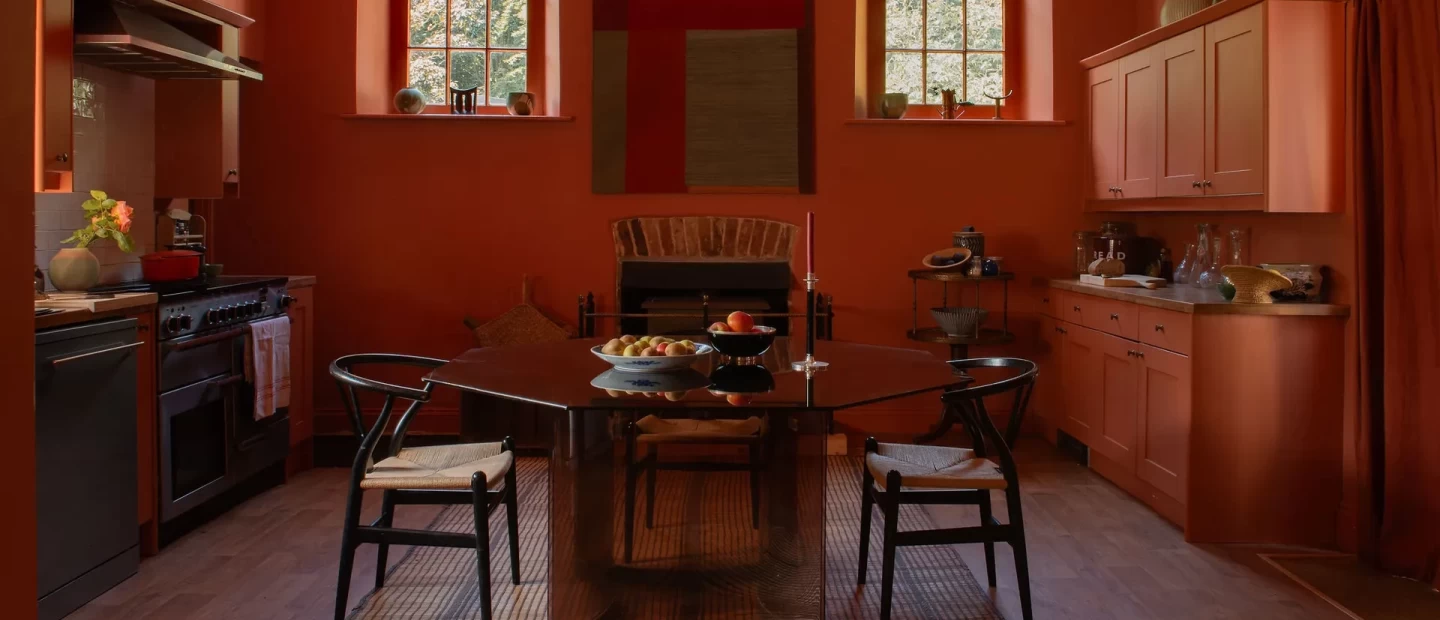 Η υπέροχη εξοχική κατοικία της καλλιτέχνιδας Sussy Cazalet στο Norfolk είναι γεμάτη δυναμικά χρώματα