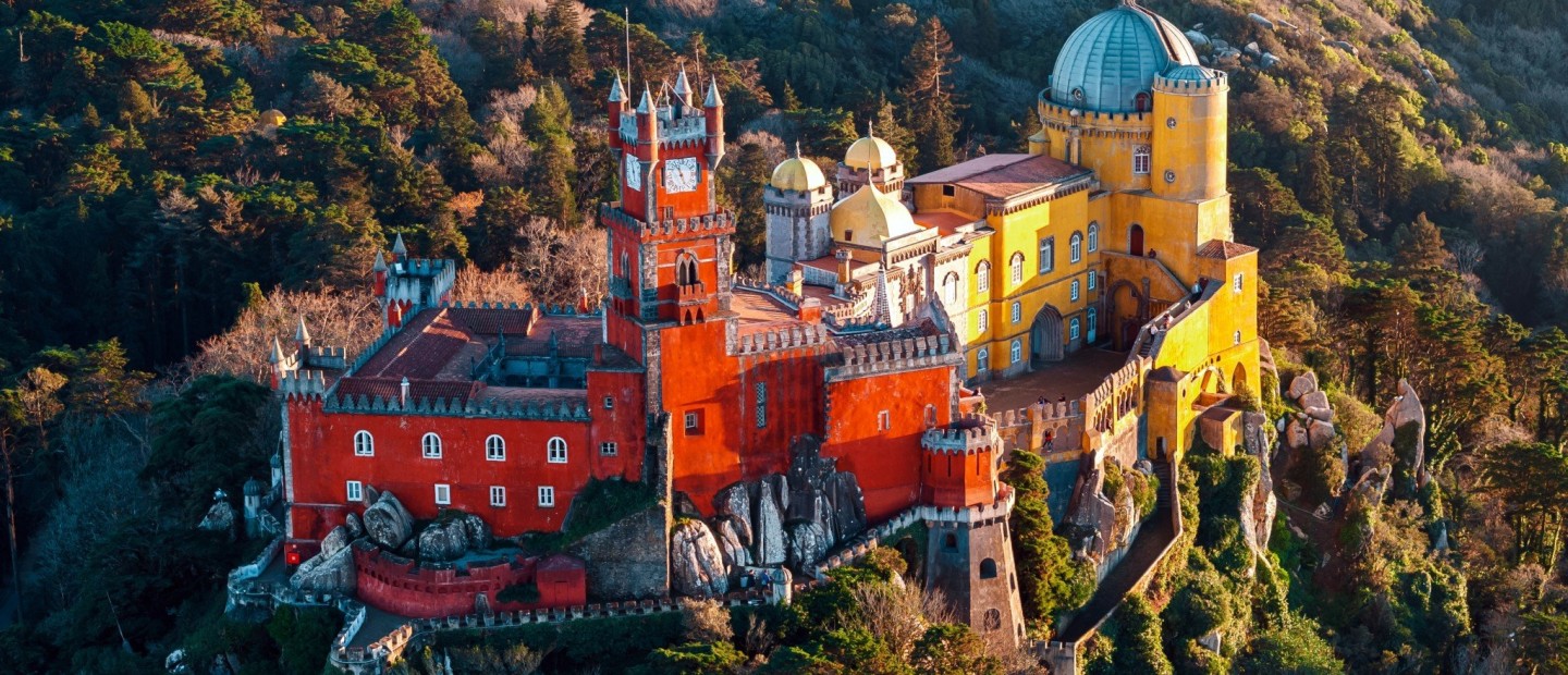 Παλάτια που κόβουν την ανάσα και αξίζουν ένα εισιτήριο για να τα επισκεφθούμε 