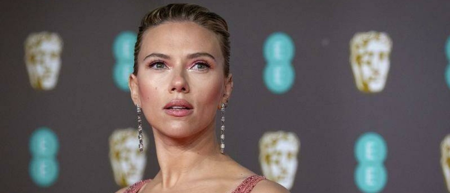 Τι έχει μέσα στην τσάντα της η Scarlett Johansson; 