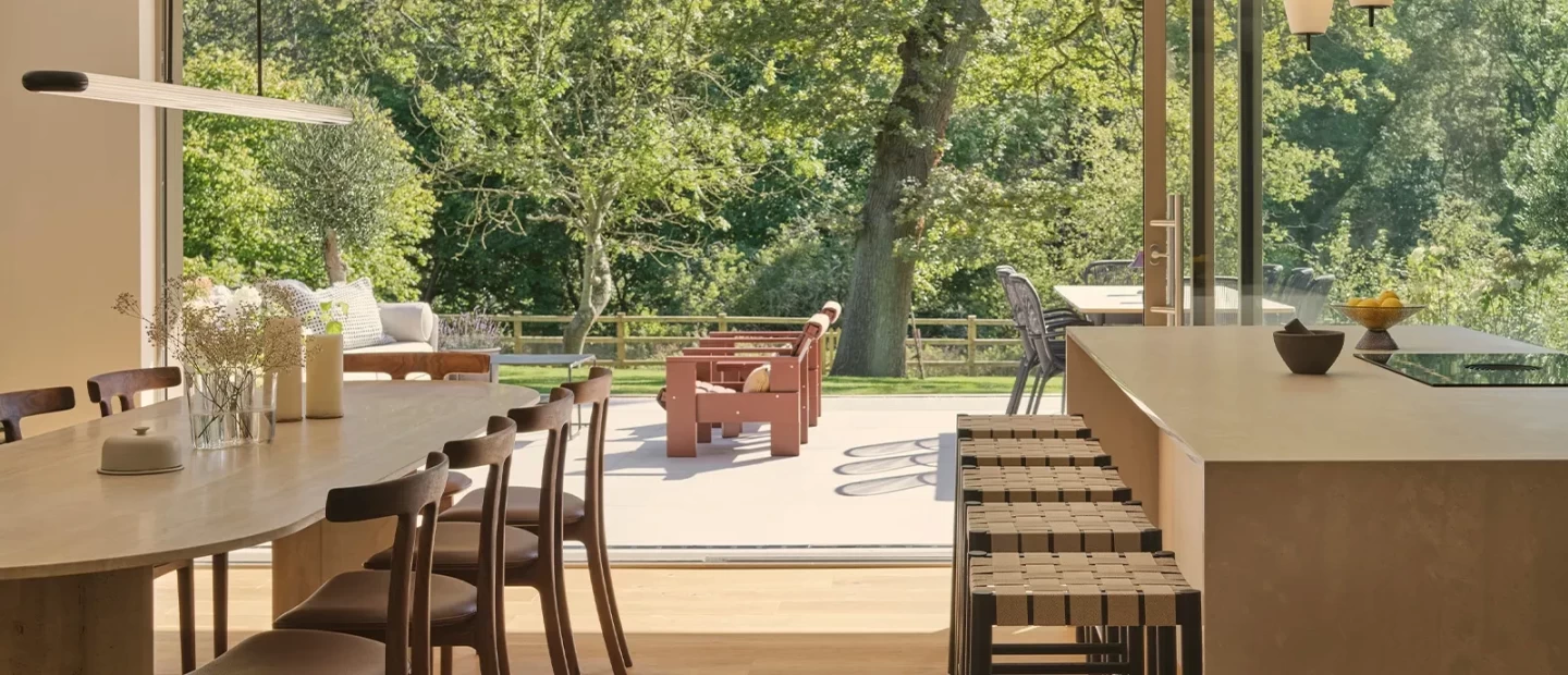 Μια κατοικία εμπνευσμένη από τη Μεσογειακή αύρα στη μέση ενός δάσους στην αγγλική εξοχή