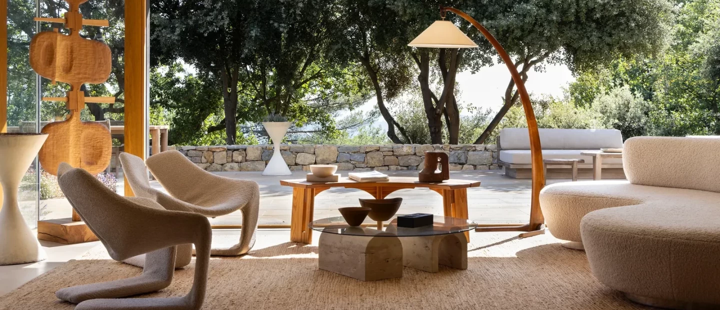 Αυτή η βίλα στην Προβηγκία αποτελεί ένα καταφύγιο ηρεμίας μέσα σε ένα καταπράσινο τοπίο 