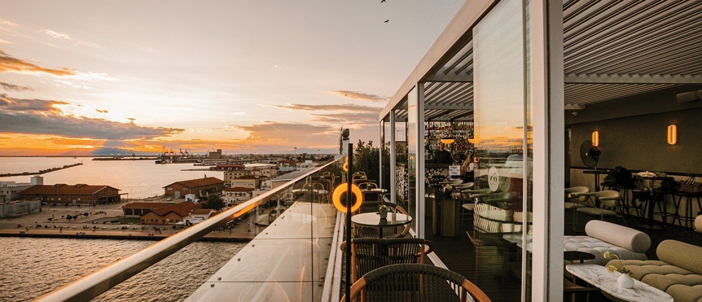 Με την ωραιότερη θέα στη Θεσσαλονίκη, αυτό είναι το ανανεωμένο rooftop bar που αποκαλύπτει έναν κόσμο απαράμιλλης απόλαυσης