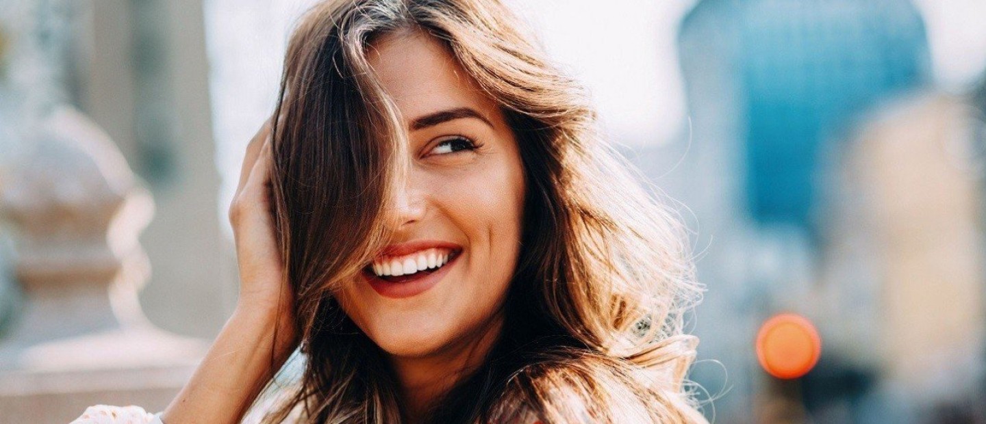 Λαμπερό χαμόγελο με 6 φυσικούς και απλούς τρόπους 