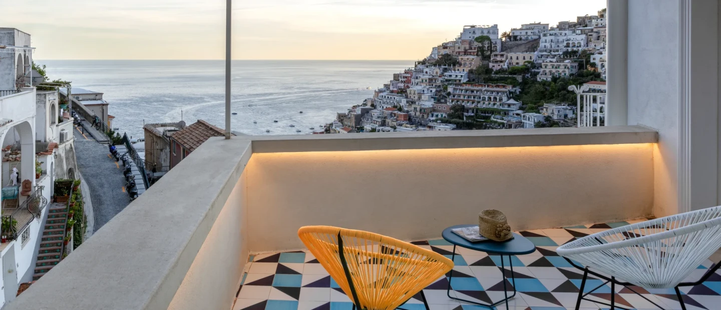 Μια υπέροχη καλοκαιρινή κατοικία στο Positano που υμνεί το μεσογειακό φως