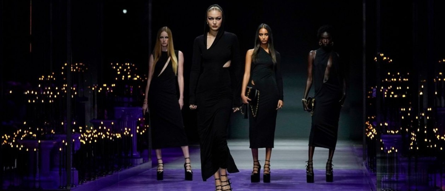 Breaking News: Η Prada εξαγόρασε τον οίκο Versace για 1.2 δισεκατομμύρια ευρώ