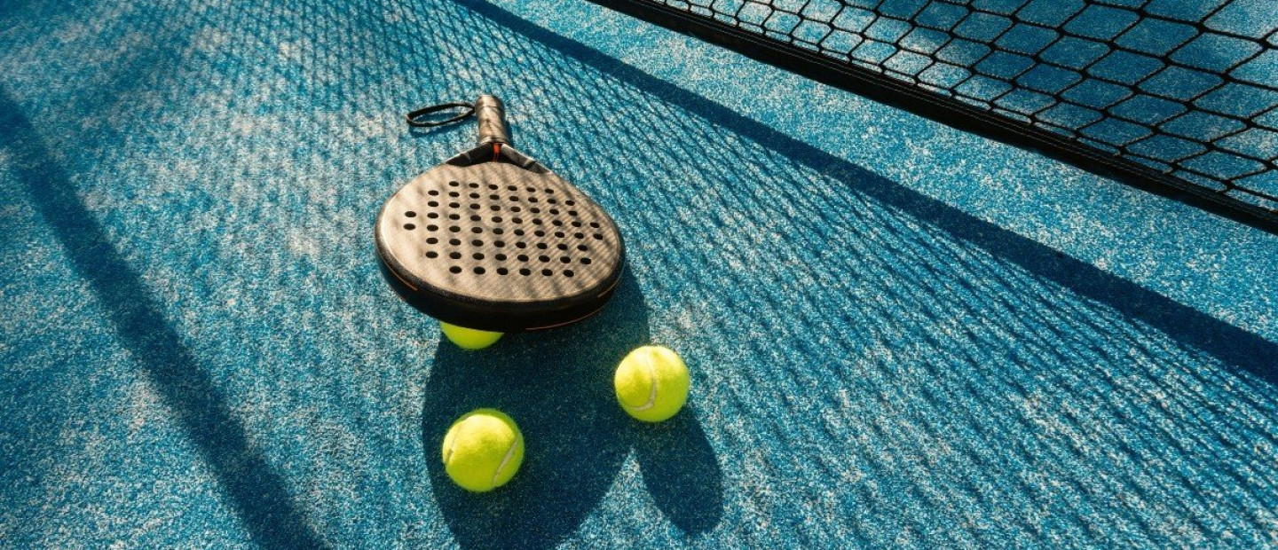 Padel: Ποιο είναι το άθλημα έχει εξελιχθεί στο super hot χόμπι των millennials;