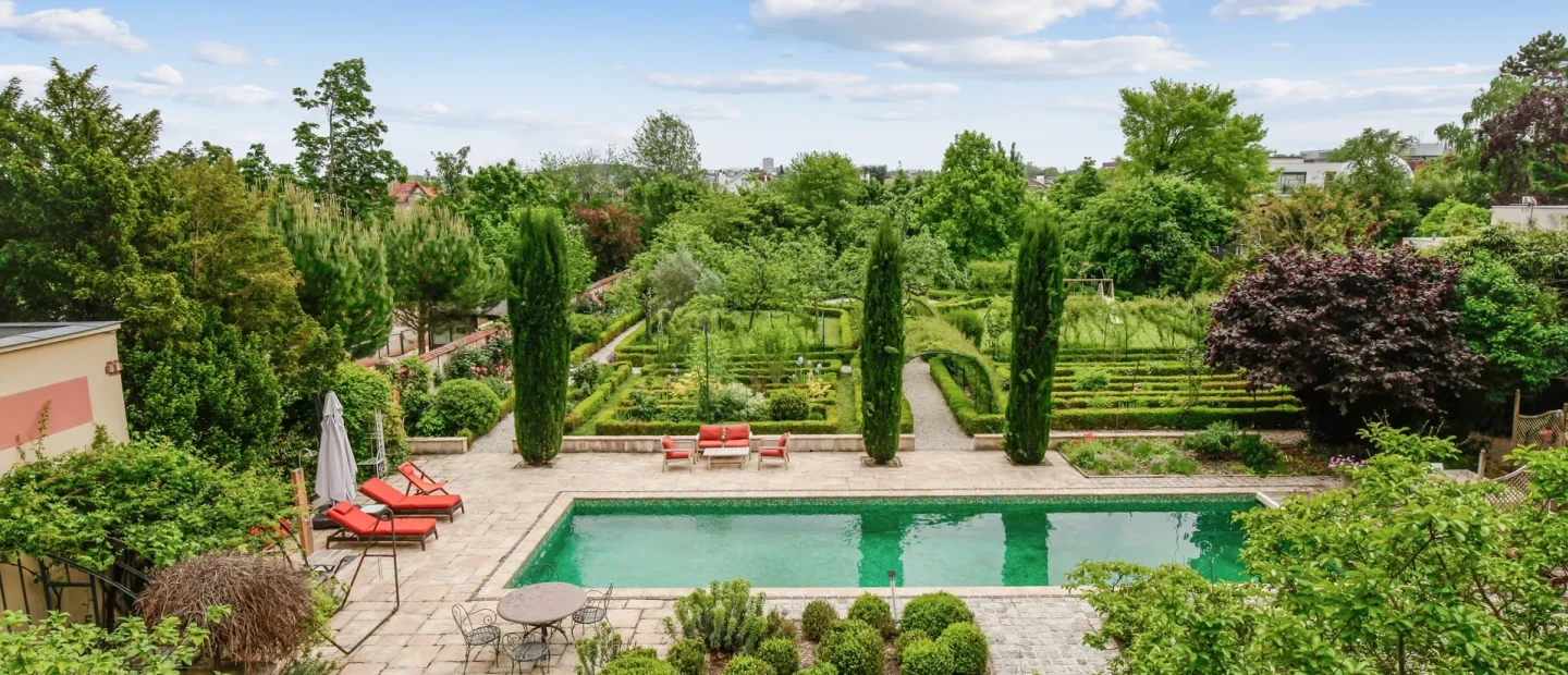 Σε αυτήν την εντυπωσιακή εξοχική κατοικία στις όχθες του Σηκουάνα, έχει γραφτεί ιστορία με χρυσά γράμματα