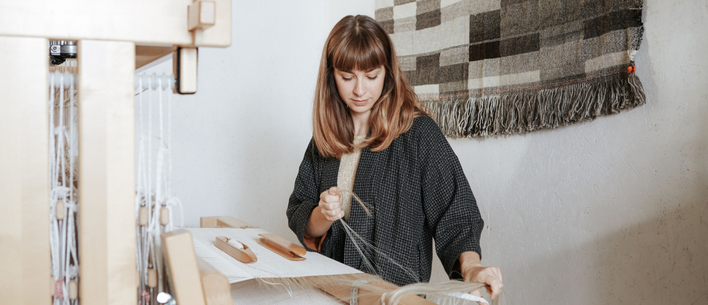 H Maria Sigma μάς μιλάει για την καλλιτεχνική της έκφραση μέσω της υφαντικής, έχοντας την παράδοση στο προσκήνιο