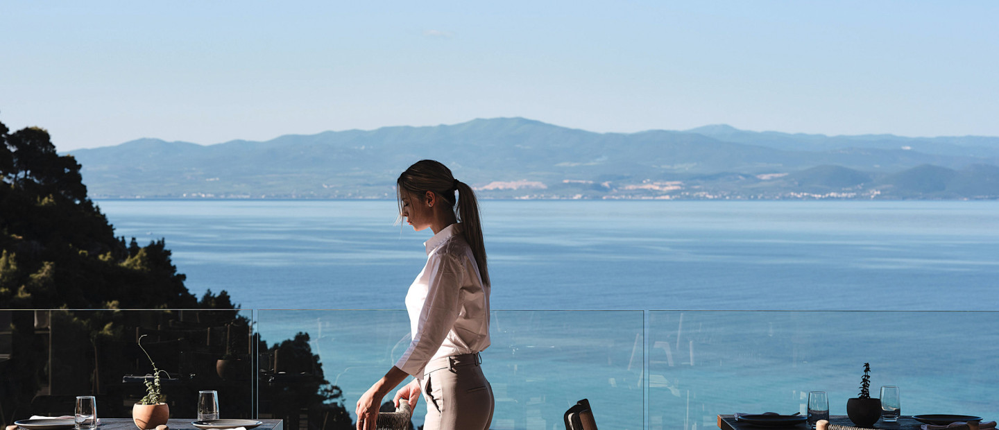 Ένα high-end σκηνικό απόλαυσης στη Χαλκιδική με φόντο τη φύση και το φως