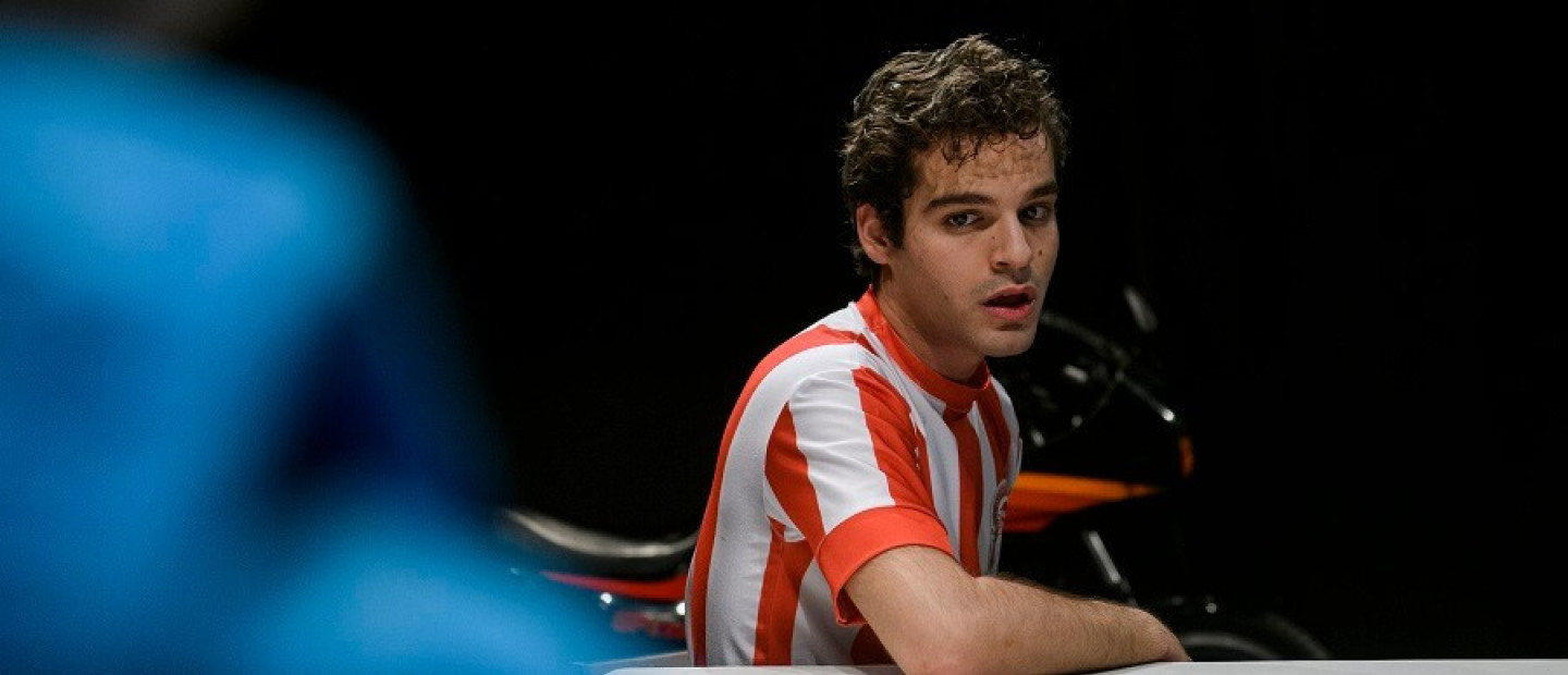 Γιάννης Τσουμαράκης: Ποιος είναι ο νεαρός ηθοποιός που τιμήθηκε με το βραβείο «Δημήτρης Χορν»;