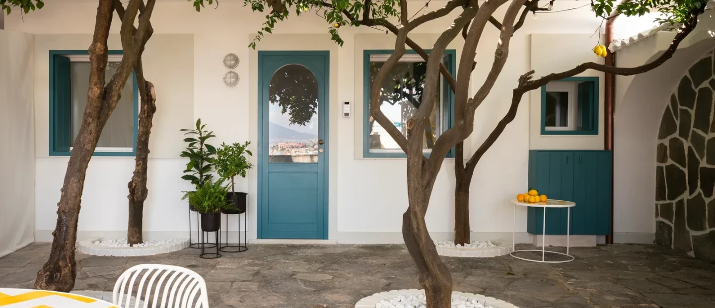 Μία κατοικία μόλις 26 τ.μ στην Ιταλία εμπνέεται από το μπλε της θάλασσας και το κίτρινο των λεμονιών 