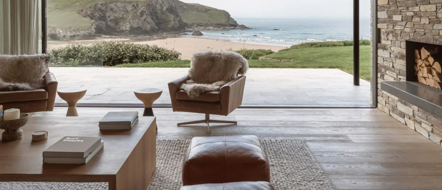 Μια κατοικία που αναδύεται αρμονικά από το τοπίο της βόρειας Κορνουάλης 