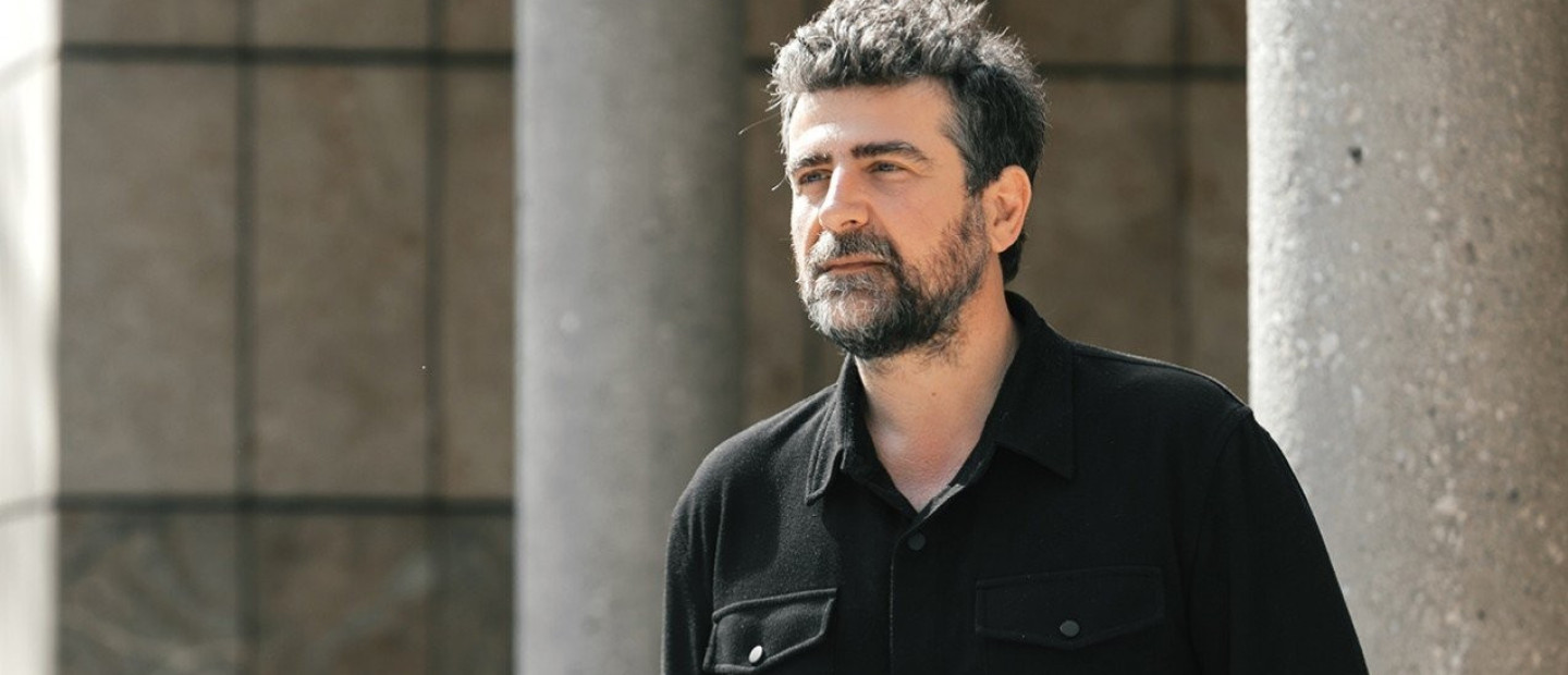 SKG Stories: O καλλιτεχνικός διευθυντής του ΚΘΒΕ, Αστέριος Πελτέκης, μοιράζεται τα πολιτιστικά highlights της Θεσσαλονίκης γι' αυτό το καλοκαίρι