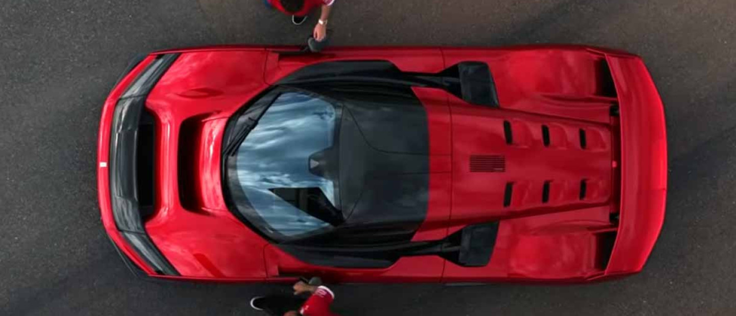 Charles Leclerc & Lewis Hamilton οδηγούν το νέο supercar της Ferrari 