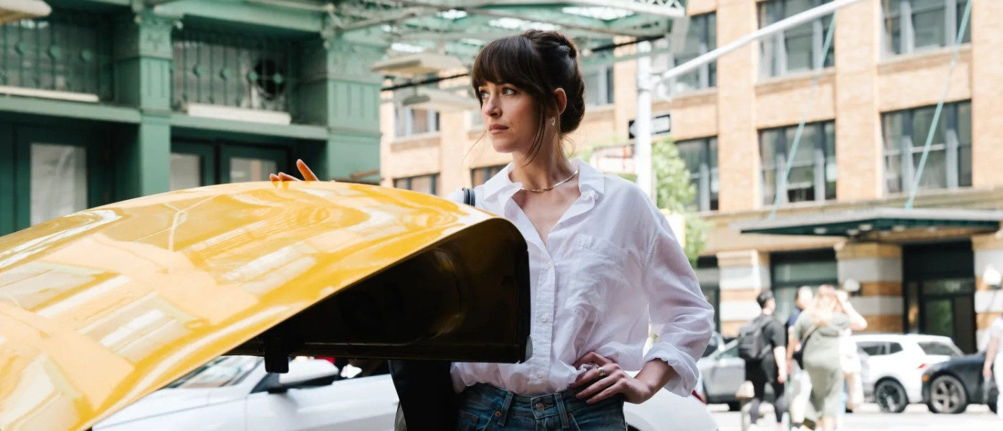 Τα outfits της Dakota Johnson στο Materialists μετατρέπονται στην απόλυτη έμπνευση για κάθε fashion lover 