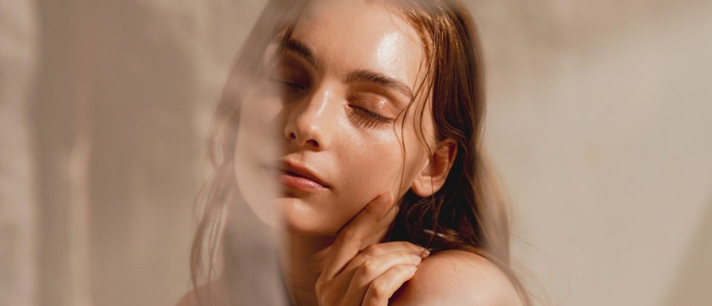 Beauty Tips: Πώς να επαναφέρετε εύκολα τη χαμένα λάμψη στο δέρμα σας 