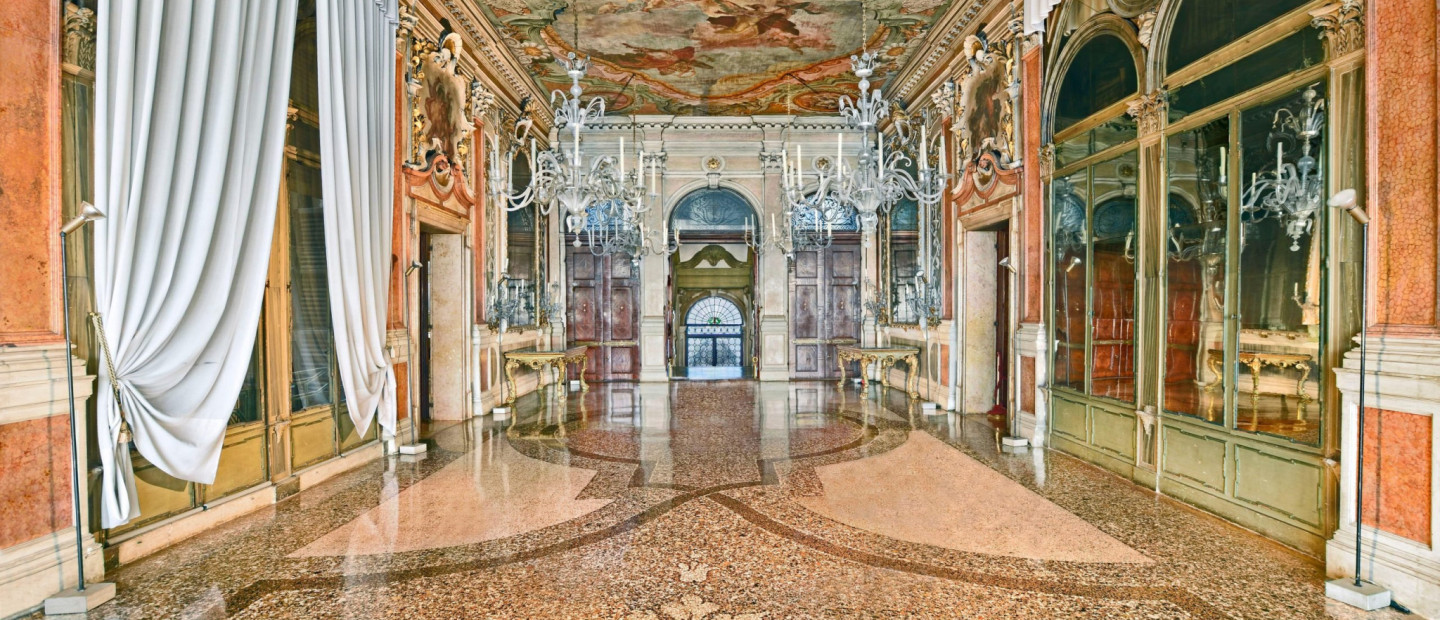 Ο Dries Van Noten αγόρασε το Palazzo Pisani Moretta στη Βενετία κι έτσι ένα νέο κεφάλαιο ανοίγει για τον βέλγο designer