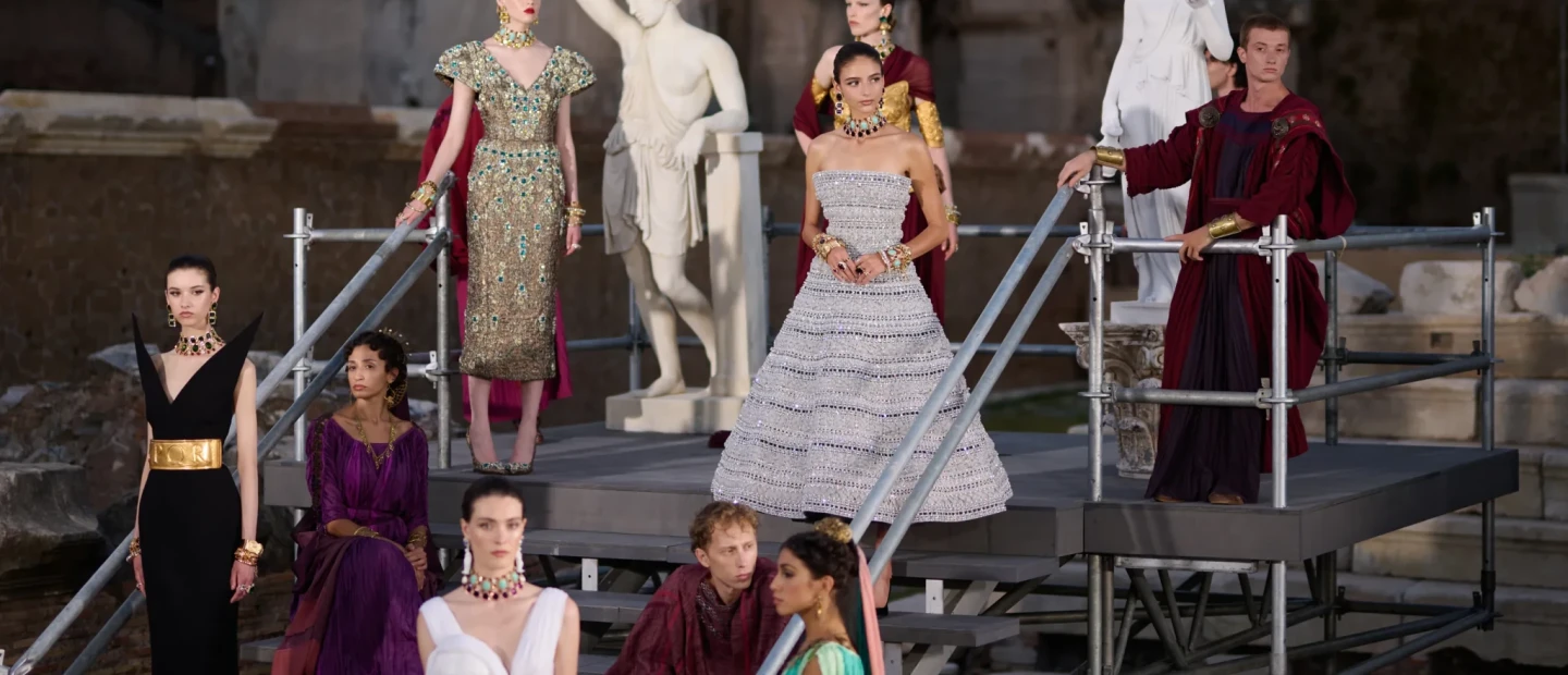 Ο οίκος Dolce&Gabbana παρουσίασε τη νέα Alta Moda συλλογή του σε ένα καθηλωτικό σκηνικό, με έμπνευση από την Αρχαία Ρώμη