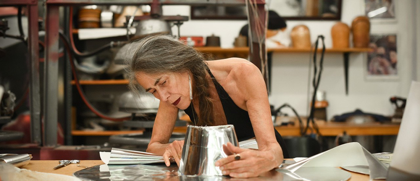 Η Κατερίνα Καρούσσου, μία από τις τελευταίες πιλοποιούς στην Ελλάδα, μας παρουσιάζει τα ξεχωριστά χειροποίητα καπέλα της