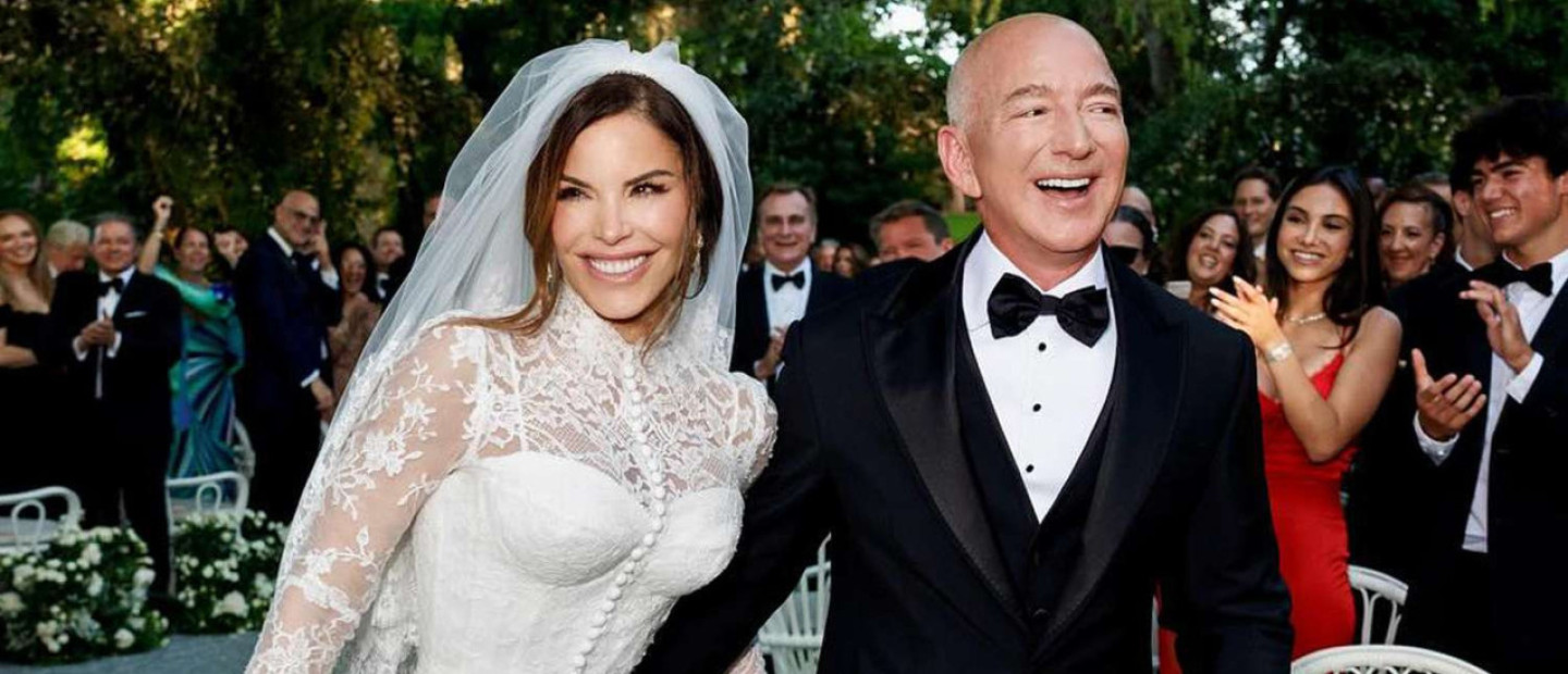 Jeff Bezos & Lauren Sánchez: Οι λαμπερές εμφανίσεις στον γάμο τους που συζητήθηκαν 