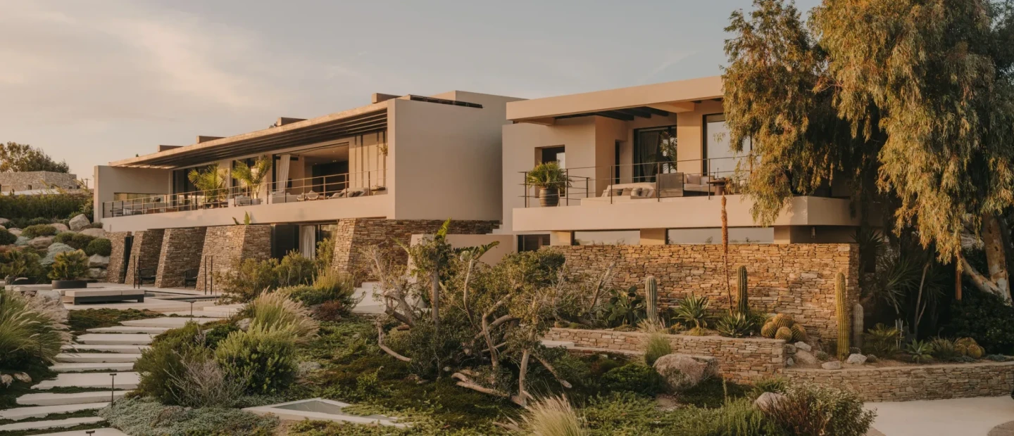 Ένα εξοχικό σπίτι στη Μύκονο προσφέρει μια πιο ατμοσφαιρική προσέγγιση στο παραδοσιακό ελληνικό στιλ