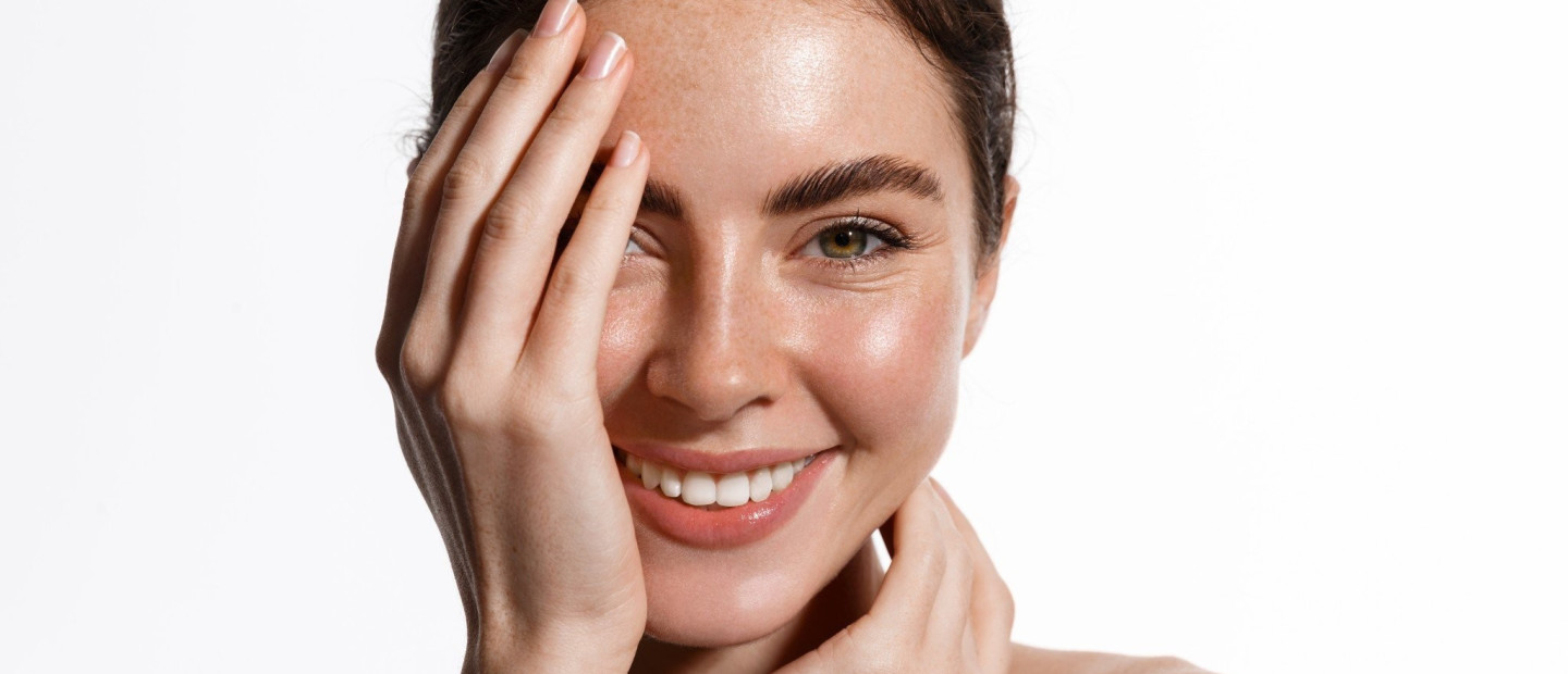 Τι είναι το oil pulling που υπόσχεται λευκά δόντια και έχει γίνει viral στο TikTok;