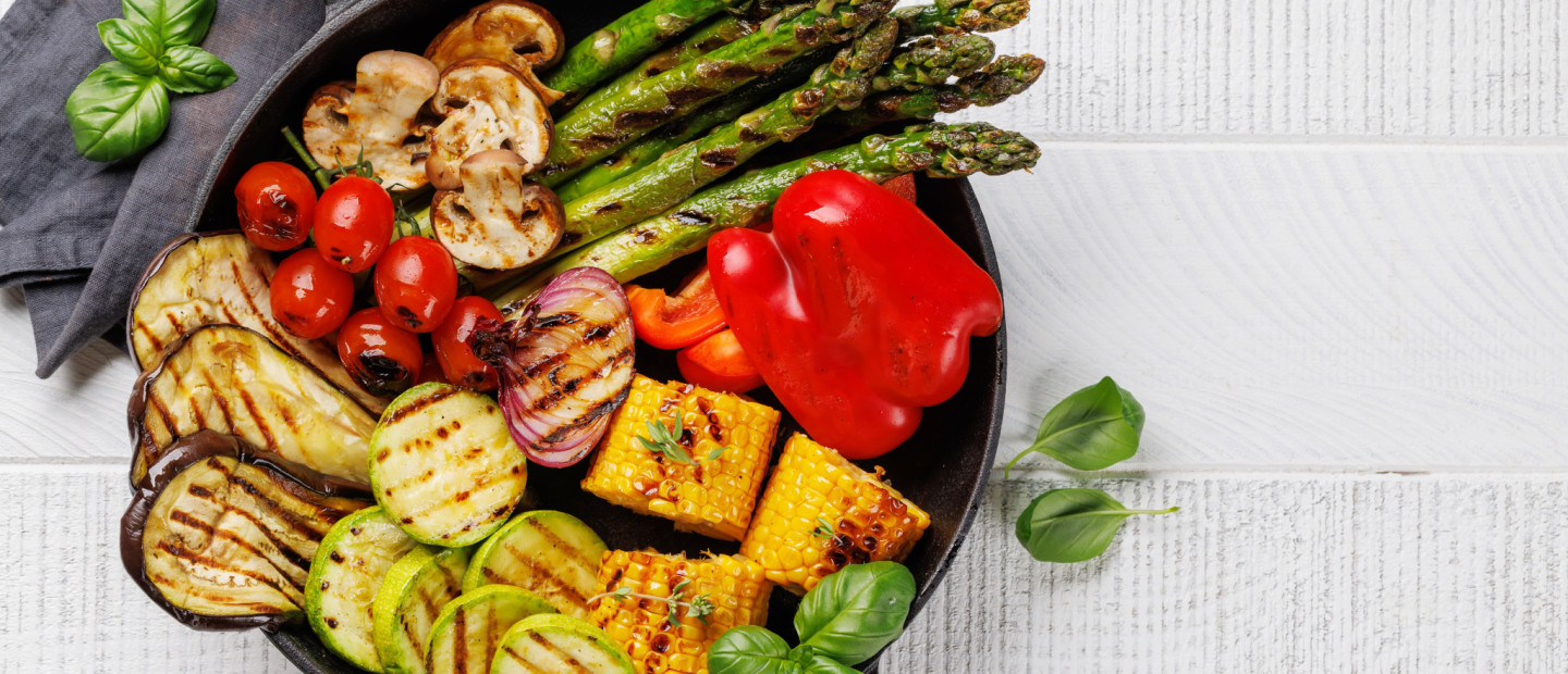 Πεντανόστιμες συνταγές που απογειώνουν τα λαχανικά της εποχής και φέρνουν άρωμα καλοκαιριού στο τραπέζι