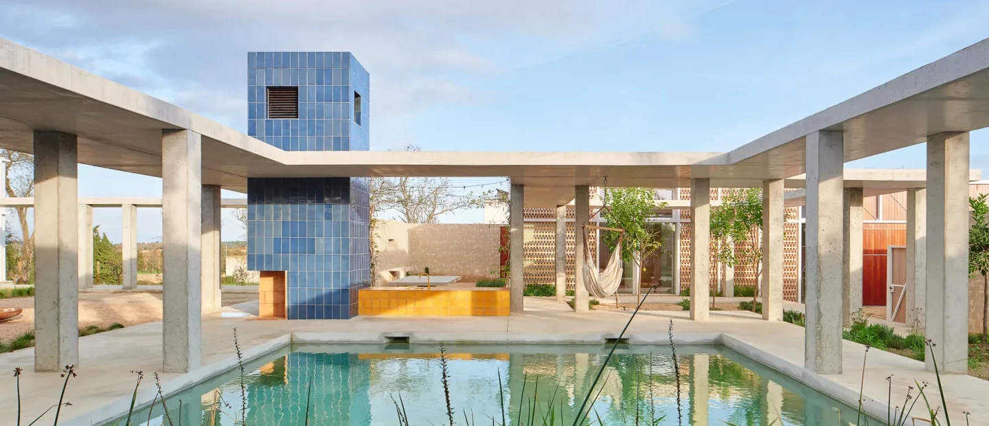 Μια εξοχική κατοικία ﻿στην Costa Brava αφιερωμένη στη χαρά της υπαίθριας ζωής