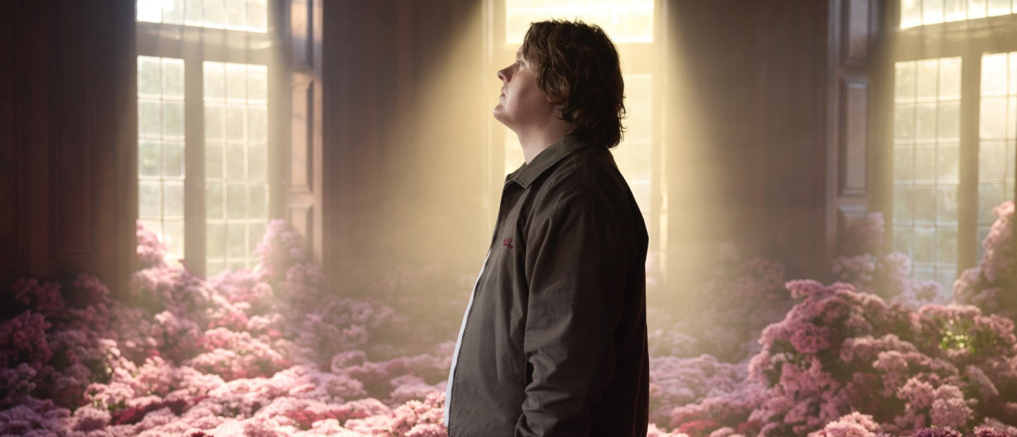 Το νέο συγκινητικό τραγούδι του Lewis Capaldi και το βαθύ νόημα που «κρύβεται» από πίσω 