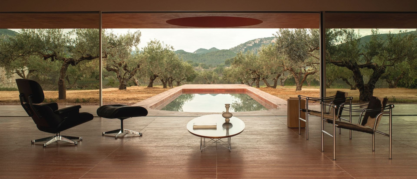 Μια γήινη κατοικία ανάμεσα σε ελαιόδεντρα στην ισπανική επαρχία