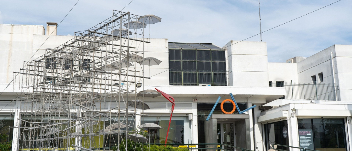 Το εμβληματικό υδροκινητικό έργο «Ομπρέλες» του Γιώργου Ζογγολόπουλου στο MOMus-Μουσείο Σύγχρονης Τέχνης περνά στη νέα εποχή του