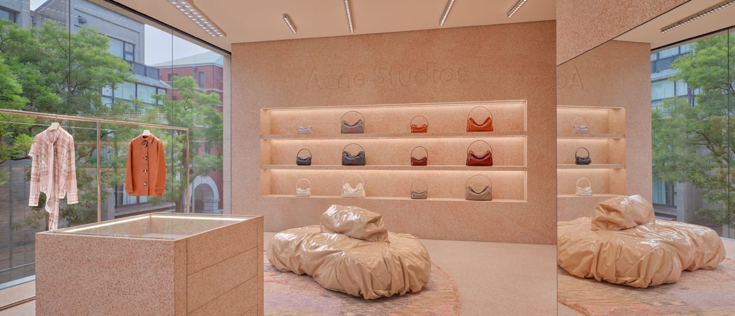 Μια inside ματιά στο νέο flagship store του οίκου Acne Studios στο Τόκιο όπου το ροζ είναι ο πρωταγωνιστής